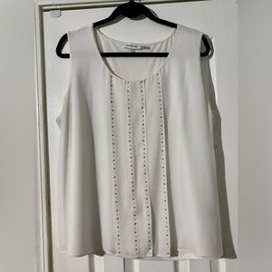 Off white sleeveless‎ blouse